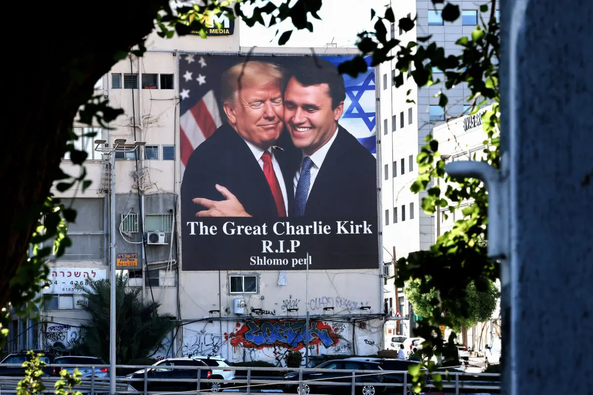 Una valla publicitaria con una imagen del presidente Donald Trump abrazando a Charlie Kirk en Tel Aviv, el 13 de septiembre de 2025. (Jack Guez/AFP vía Getty Images)