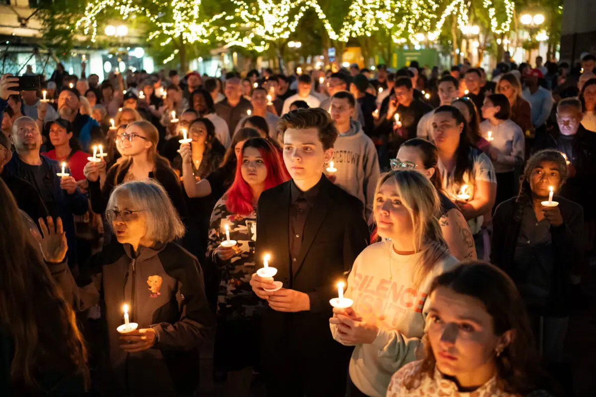 Los asistentes sostienen velas durante una vigilia y un acto de oración por el fundador de Turning Point USA, Charlie Kirk, en Seattle, el 10 de septiembre de 2025. (David Ryder/Getty Images)