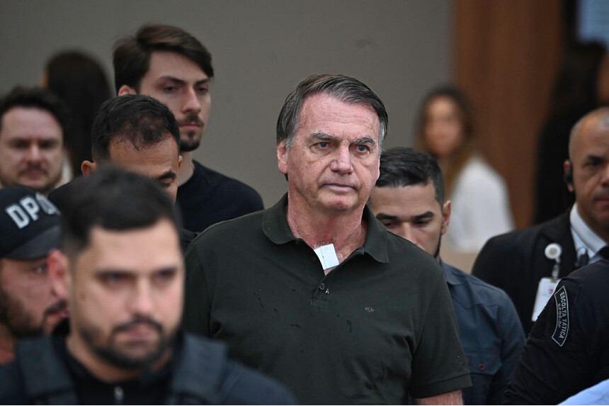 <em>El expresidente brasileño Jair Bolsonaro abandona el Hospital DF Star tras someterse a una intervención médica el 14 de septiembre de 2025 en Brasilia, Brasil. (Ton Molina/Getty Images)</em>