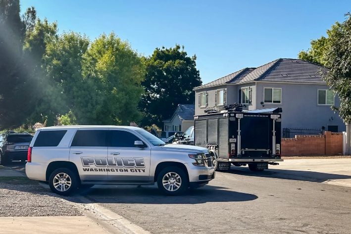 Un vehículo policial estacionado cerca de la casa de los padres de Tyler Robinson en Washington, Utah, el 12 de septiembre de 2025. La Fiscalía del Condado de Utah dijo el 16 de septiembre que la madre de Robinson había declarado a los investigadores que su hijo se había vuelto más político durante el último año, inclinándose más hacia la izquierda. (Romain Fonsegrives/AFP vía Getty Images)