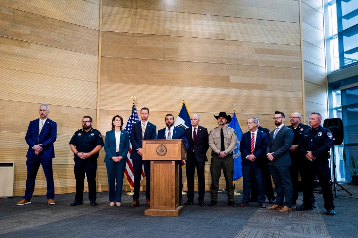 El director del FBI, Kash Patel (centro), habla en una rueda de prensa con el gobernador de Utah, Spencer Cox (C-R), tras el fatal tiroteo del 10 de septiembre contra el comentarista conservador Charlie Kirk durante un acto en la Universidad del Valle de Utah, en Orem, Utah, el 12 de septiembre de 2025. (Michael Ciaglo/Getty Images)