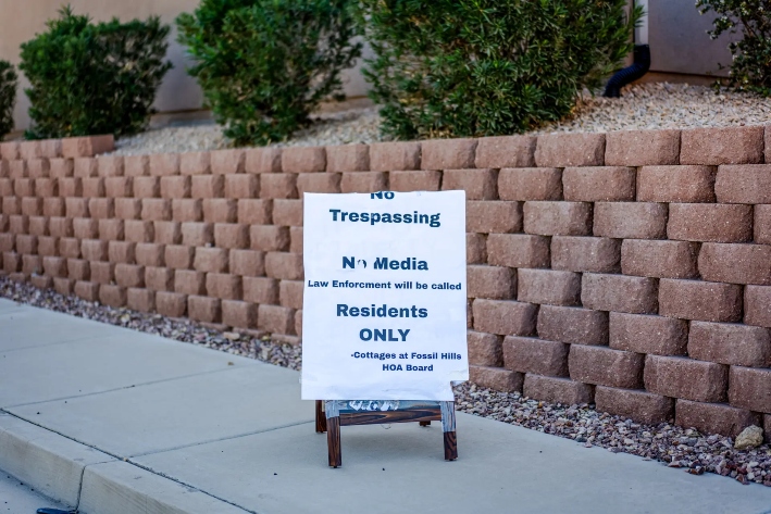 Un cartel de "Prohibido el paso" advierte a los medios de comunicación y a los curiosos que se mantengan alejados, en la entrada del lugar donde vivía el presunto asesino de Charlie Kirk, Tyler Robinson, en St. George, Utah, el 15 de septiembre de 2025. (Madalina Kilroy/The Epoch Times)