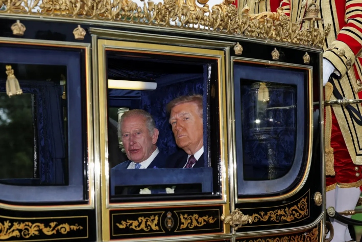 El rey Carlos III y el presidente de Estados Unidos, Donald Trump, sentados en un carruaje durante una procesión por el castillo de Windsor durante la visita de Estado del presidente de los Estados Unidos de América en Windsor, Inglaterra, el 17 de septiembre de 2025. (Toby Melville - WPA Pool/Getty Images)