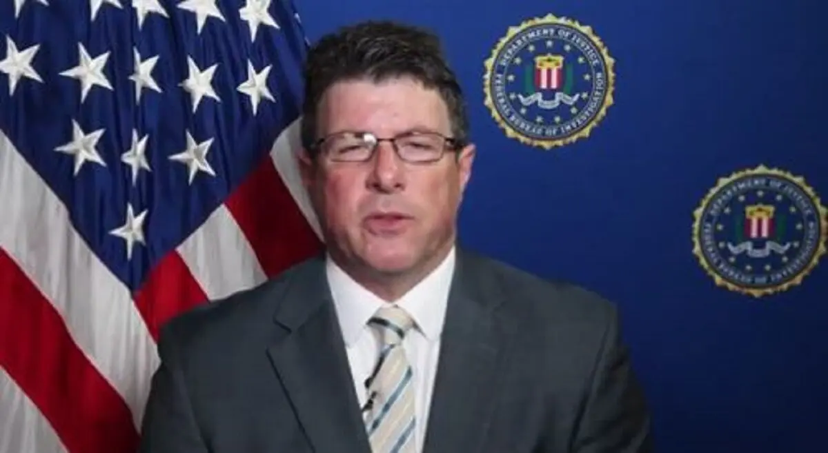 En una imagen fija del vídeo, Timothy Thibault habla con un fondo del FBI. (FBI vía The Epoch Times).