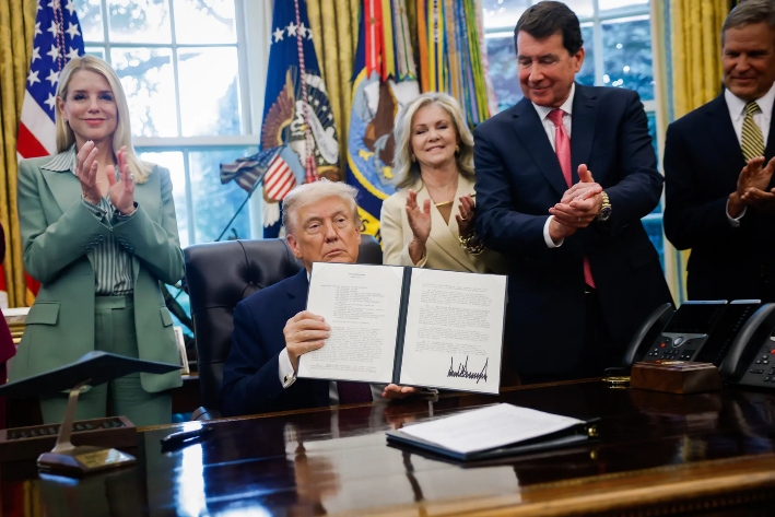 El presidente Donald Trump sostiene un memorándum firmado que ordena el despliegue de la Guardia Nacional y las fuerzas del orden federales en Memphis, en un esfuerzo por reducir la delincuencia en la ciudad, el 15 de septiembre de 2025, en la Casa Blanca. (Kevin Dietsch/Getty Images)