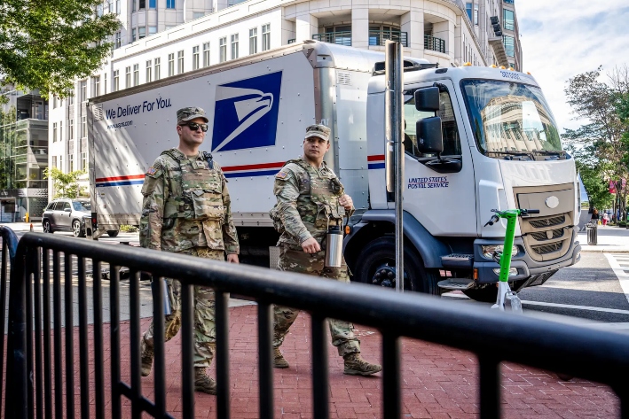 Miembros de la Guardia Nacional patrullan en Washington, el 25 de agosto de 2025. El presidente Trump desplegó tropas de la Guardia Nacional en la ciudad como parte de una iniciativa para combatir los delitos violentos. (Madalina Kilroy/The Epoch Times)