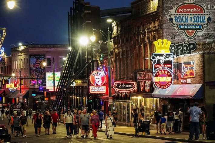 La gente camina por la histórica Beale Street después de que el presidente Donald Trump anunciara el despliegue de miembros de la Guardia Nacional en la ciudad, en Memphis, el 12 de septiembre de 2025. (Karen Pulfer Foch/Reuters)