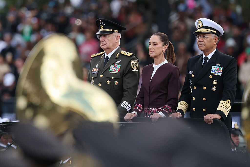 El secretario de la Defensa Nacional de México, Ricardo Trevilla Trejo; la presidenta de México, Claudia Sheinbaum Pardo, y el secretario de Marina de México, almirante Raymundo Pedro Morales Ángeles, durante el desfile militar del Día de la Independencia en el Zócalo, el 16 de septiembre de 2025, en la Ciudad de México, México. (Héctor Vivas/Getty Images)