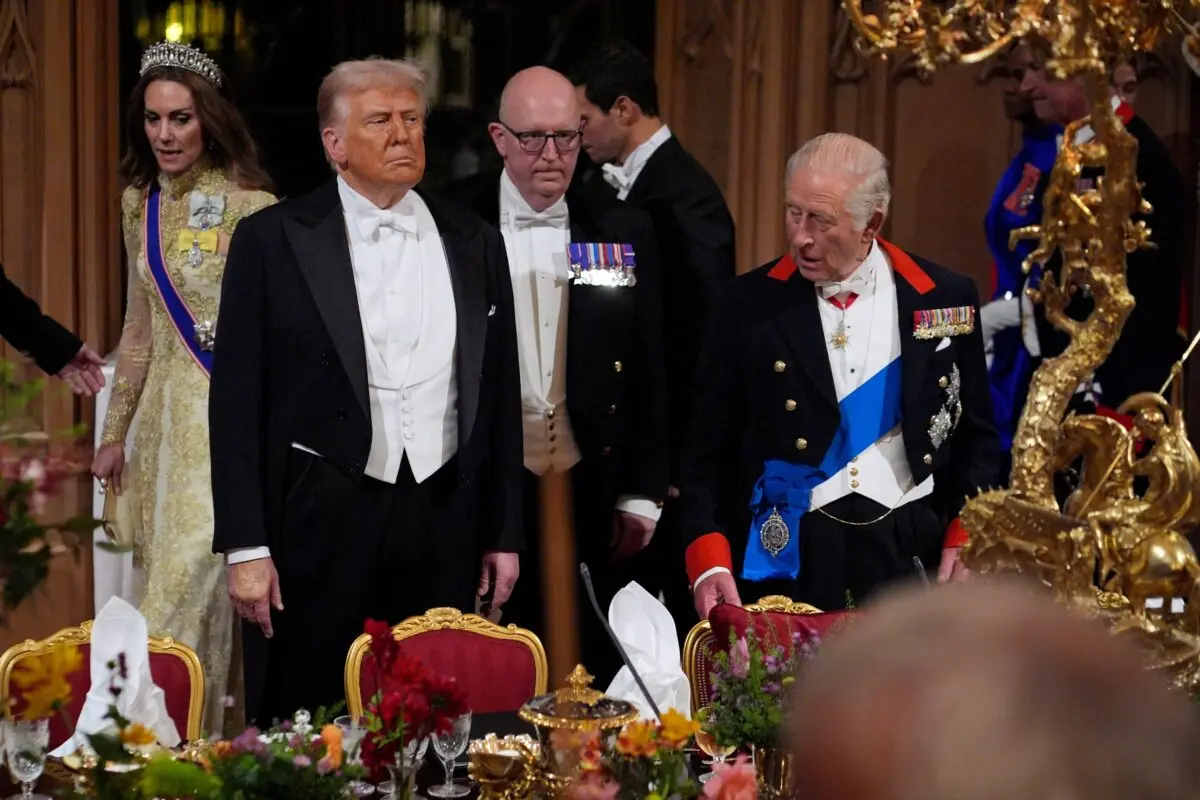 El presidente de Estados Unidos, Donald Trump, y el rey Carlos III de Gran Bretaña asisten a una cena de Estado en el castillo de Windsor durante la segunda visita de Estado del presidente estadounidense, en Windsor, el 17 de septiembre de 2025. (Yui Mok/POOL/AFP vía Getty Images)