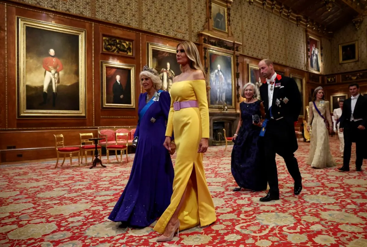 La reina Camilla de Gran Bretaña (izquierda) y la primera dama de Estados Unidos, Melania Trump, llegan para asistir a una cena de Estado durante la segunda visita de Estado del presidente estadounidense, en el castillo de Windsor, en Windsor, el 17 de septiembre de 2025. (Kevin Lamarque/POOL/AFP a través de Getty Images)