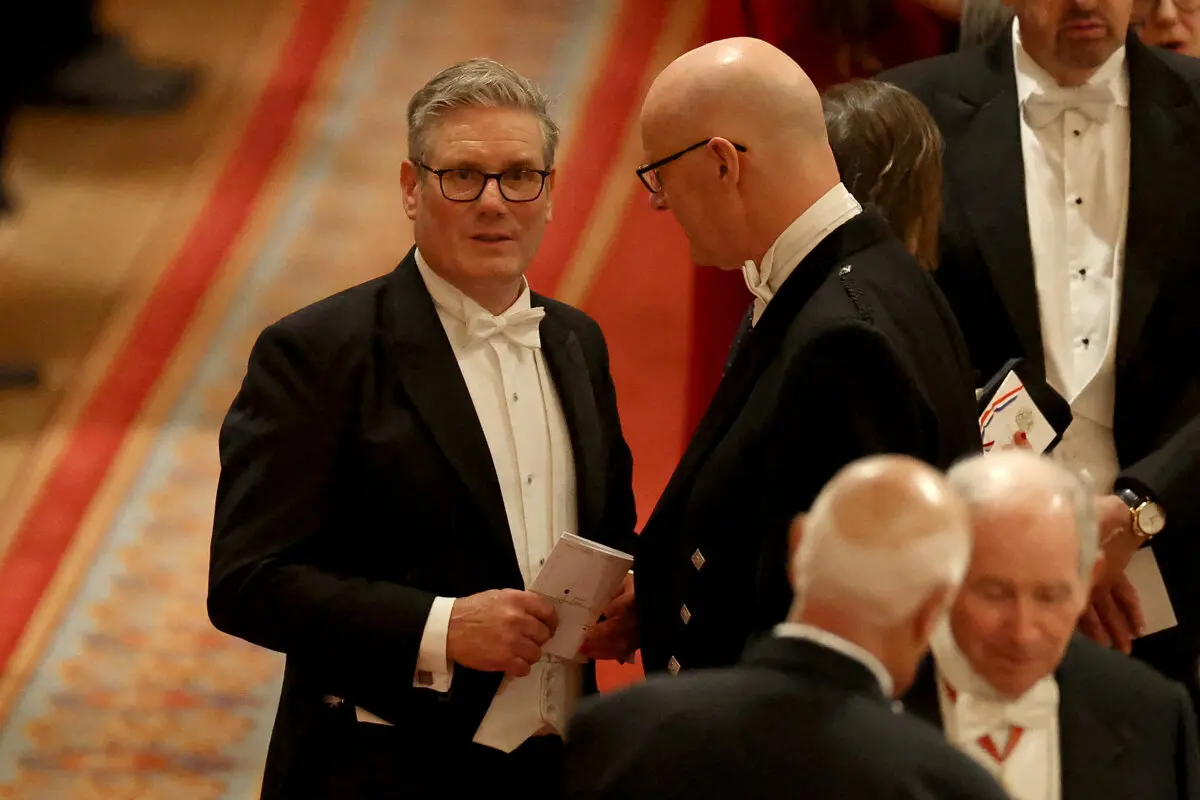 El primer ministro británico, Keir Starmer (izquierda), habla con el primer ministro escocés, John Swinney, durante una cena de Estado con motivo de la segunda visita de Estado del presidente de Estados Unidos, en el castillo de Windsor, en Windsor, el 17 de septiembre de 2025. (Phil Noble/POOL/AFP a través de Getty Images)