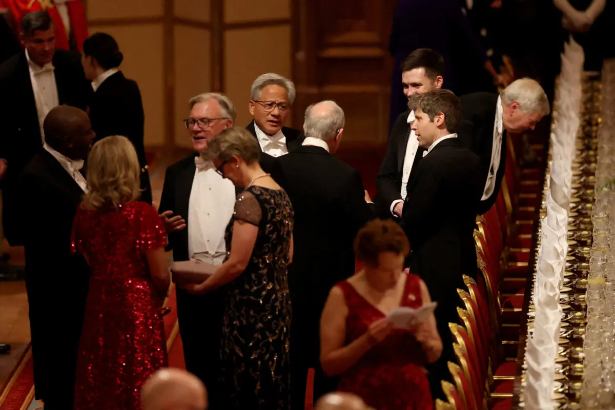 La ministra de Asuntos Exteriores del Reino Unido, Yvette Cooper (4.ª por la izquierda), su marido Ed Balls (3.º por la izquierda), el director ejecutivo de Nvidia, Jensen Huang (centro), y otros invitados llegan a la cena de gala ofrecida por el rey Carlos III y los miembros de la familia real en el castillo de Windsor durante la visita de Estado del presidente de los Estados Unidos, en Windsor, Inglaterra, el 17 de septiembre de 2025. (Phil Noble-WPA Pool/Getty Images)