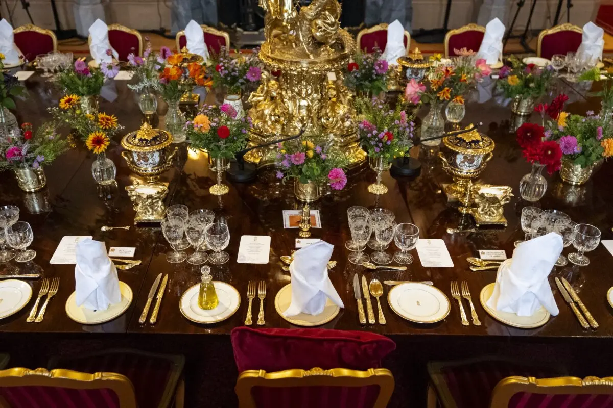 Una mesa preparada para el rey Carlos III y el presidente de los Estados Unidos, Donald Trump, en el salón St George's Hall, antes del banquete de Estado para Trump y su esposa, la primera dama Melania Trump, en el castillo de Windsor, durante la visita de Estado del presidente estadounidense a Windsor, Inglaterra, el 17 de septiembre de 2025. (Aaron Chown - WPA Pool/Getty Images)