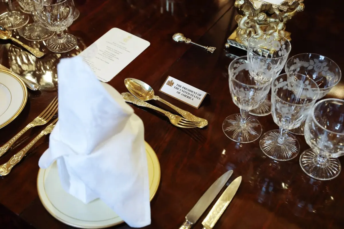 Se muestran los cubiertos en la mesa del banquete en el salón St George's Hall, donde el presidente de los Estados Unidos, Donald Trump, y su esposa, la primera dama Melania Trump, asistirán a un banquete de Estado durante la segunda visita de Estado del presidente estadounidense al castillo de Windsor, en Windsor, el 17 de septiembre de 2025. (Anna Moneymaker/POOL/AFP a través de Getty Images)