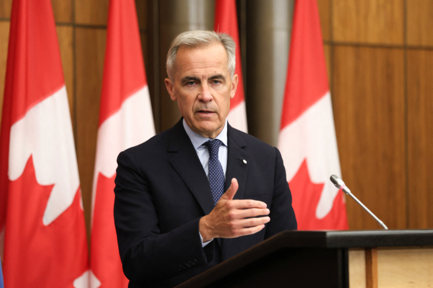 El primer ministro canadiense, Mark Carney, habla durante una conferencia de prensa tras una reunión del Gabinete para discutir tanto las negociaciones comerciales con EE. UU. como la situación en Medio Oriente, en el National Press Theatre en Ottawa, Ontario, Canadá, el 30 de julio de 2025. (DAVE CHAN/AFP via Getty Images)