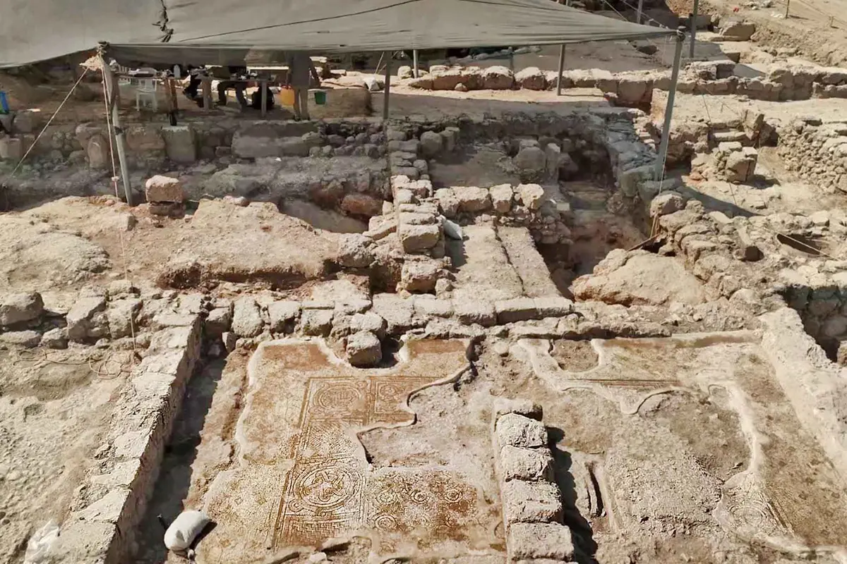 Vista aérea del suelo de mosaico encontrado en Kfar Qasim. (Autoridad de Antigüedades de Israel)