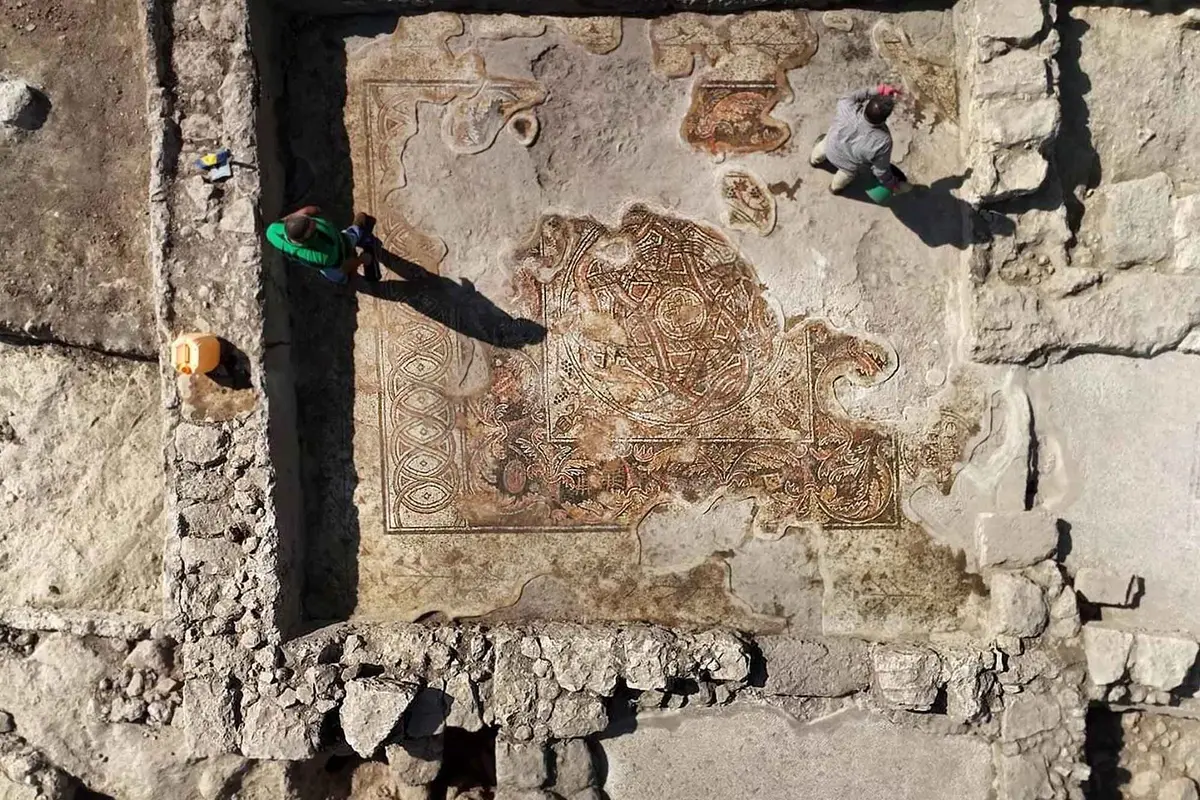 Los magníficos mosaicos dan testimonio de la gran riqueza y prosperidad de la antigua comunidad samaritana que vivió aquí. (Autoridad de Antigüedades de Israel)