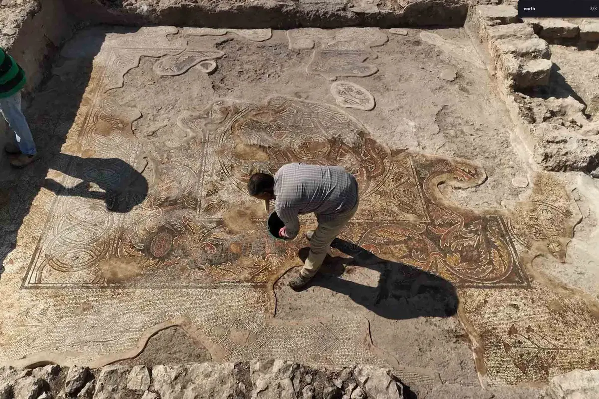 Los arqueólogos rocían el mosaico con agua, revelando su ornamentado diseño y sus ricos colores. (Autoridad de Antigüedades de Israel)