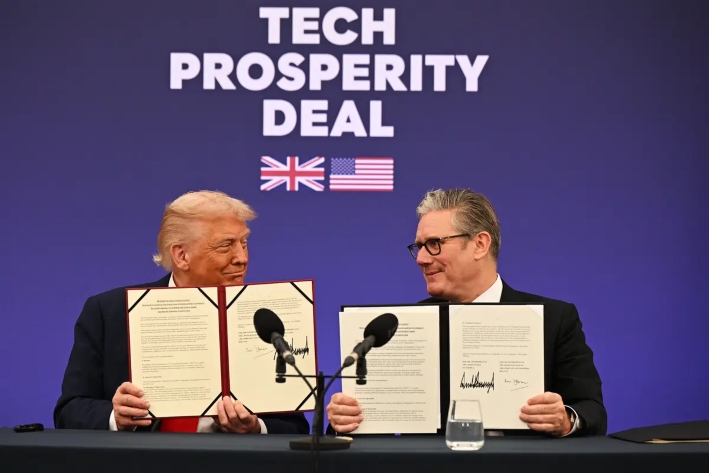 El presidente de Estados Unidos, Donald Trump, y el primer ministro británico, Keir Starmer, anuncian un acuerdo entre ambos países durante una rueda de prensa celebrada en Chequers al término de una visita de Estado en Aylesbury, Inglaterra, el 18 de septiembre de 2025. (Leon Neal/Getty Images)