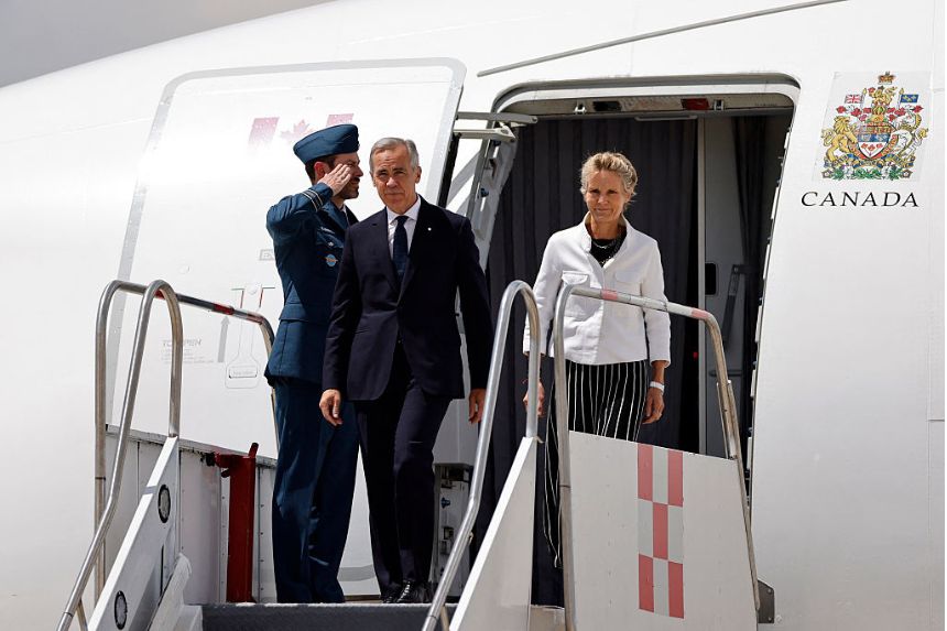 El primer ministro de Canadá, Mark Carney (C), y su esposa, Diana Fox, llegan al Aeropuerto Internacional Felipe Ángeles en Zumpango, Estado de México, México, el 18 de septiembre de 2025. (RODRIGO OROPEZA/AFP vía Getty Images)