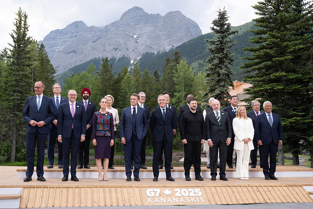 (En la primera fila de izquierda a derecha) El canciller de Alemania, Friedrich Merz, el primer ministro de Australia, Anthony Albanese, la presidenta de México, Claudia Sheinbaum, el presidente de Francia, Emmanuel Macron, el primer ministro de Canadá, Mark Carney, el presidente de Ucrania, Volodímir Zelenski, el presidente de Brasil, Luiz Inácio Lula da Silva, la primera ministra de Italia, Giorgia Meloni, y el presidente del Consejo Europeo, Antonio Costa, en la Cumbre de Líderes del G7, el 17 de junio de 2025 en Kananaskis, Alberta. (Stefan Rousseau - Pool/Getty Images)