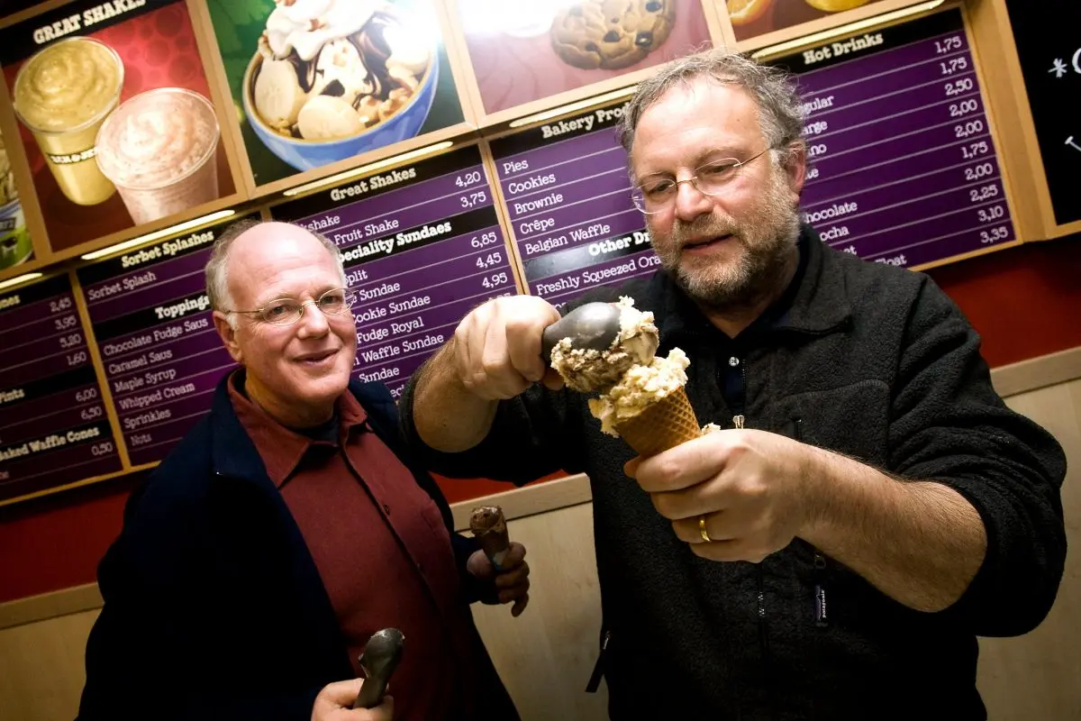 Los fabricantes de helados estadounidenses Ben Cohen (izquierda) y Jerry Greenfield (derecha), fundadores de la marca Ben & Jerry's, reparten helados gratis en su tienda de Ámsterdam el 22 de febrero de 2010. (Ade Johnson/AFP/Getty Images)
