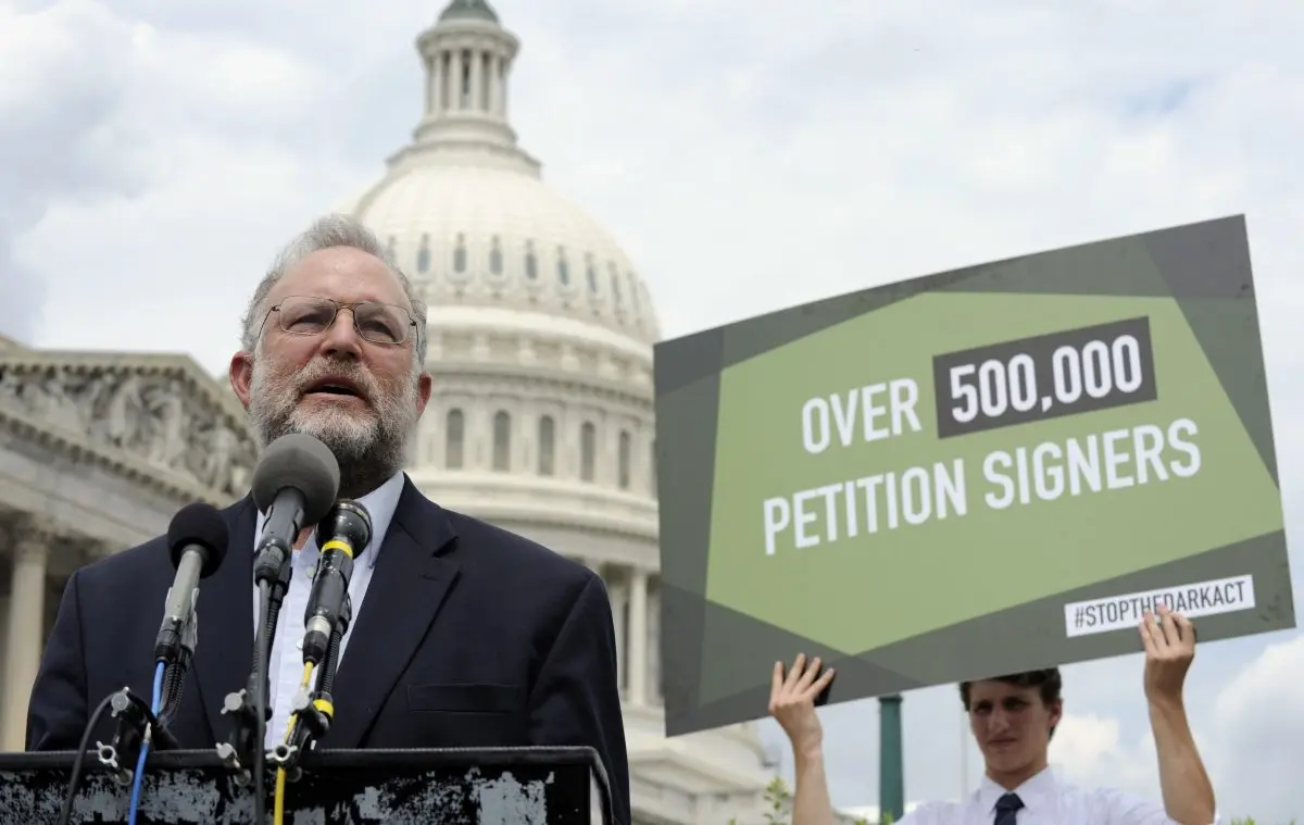 El cofundador de Ben & Jerry's, Jerry Greenfield, habla en una rueda de prensa sobre el etiquetado obligatorio de los OMG en Estados Unidos, en el Capitolio, en Washington, el 10 de julio de 2014. (Susan Walsh/AP Photo)