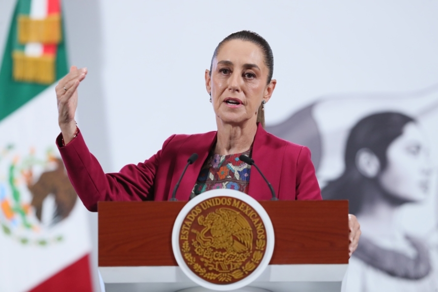 La presidenta de México, Claudia Sheinbaum, habla durante una rueda de prensa el jueves 18 de septiembre de 2025 en el Palacio Nacional de la Ciudad de México. (EFE/Mario Guzmán)