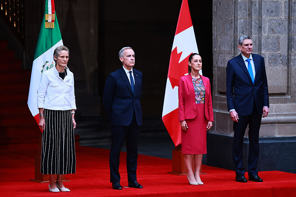 (I-D) Diana Fox Carney, el Primer Ministro de Canadá, Mark Carney, la Presidenta de México, Claudia Sheinbaum, y su esposo, Jesús María Tarriba, durante la visita oficial de Carney a México en el Palacio Nacional el 18 de septiembre de 2025, en la Ciudad de México, México. (Foto de Manuel Velasquez/Getty Images)