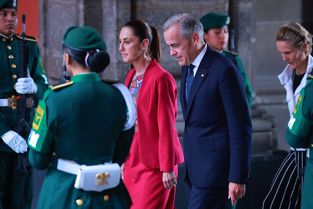 La presidenta de México, Claudia Sheinbaum, y el primer ministro de Canadá, Mark Carney, ingresan al Palacio Nacional durante su visita oficial a México el 18 de septiembre de 2025 en la Ciudad de México, México. (Foto de Manuel Velasquez/Getty Images)