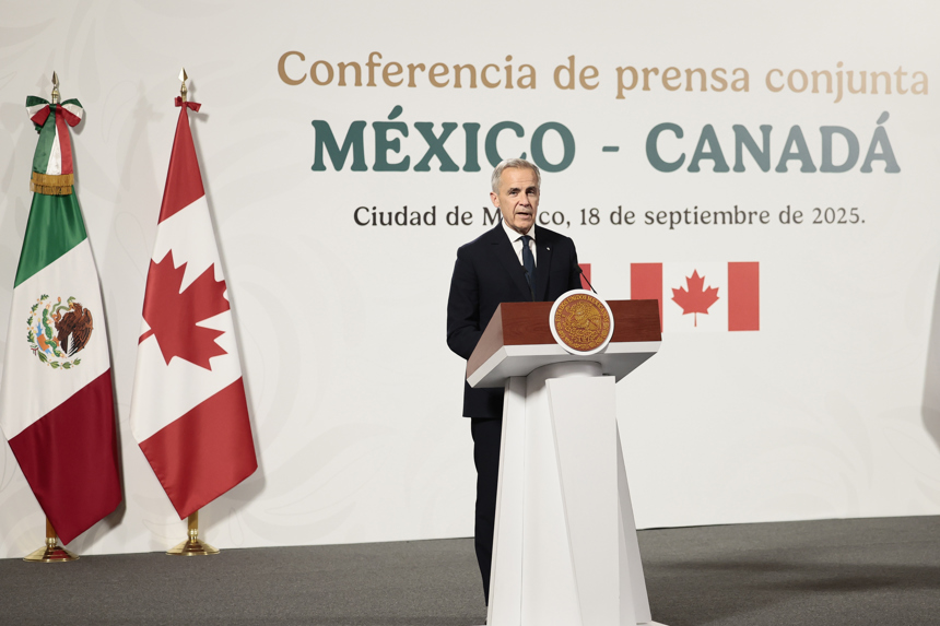 El primer ministro de Canadá, Mark Carney, habla durante la rueda de prensa del jueves 18 de septiembre de 2025, en el Palacio Nacional, en Ciudad de México, México. (EFE/ José Méndez)