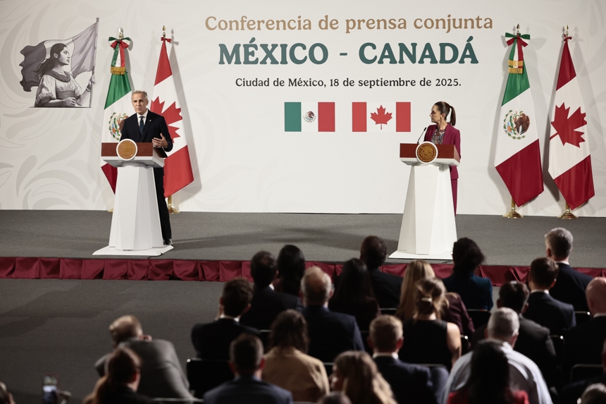 La presidente de México, Claudia Sheinbaum (d), y el primer ministro canadiense, Mark Carney, dan una rueda de prensa este jueves, en el Palacio Nacional de la CDMX, México. (EFE/José Méndez)