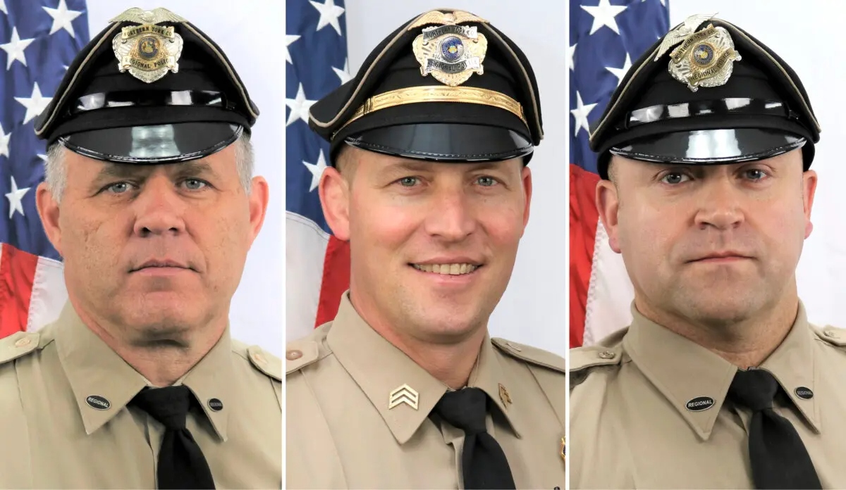 (Izquierda) Det. Mark Baker. (Centro) Det. Sarg. Cody Becker. (Derecha) Det. Isaiah Emenheiser. (Departamento de Policía Regional del Norte del Condado de York/Fiscalía del Condado de York a través de AP)