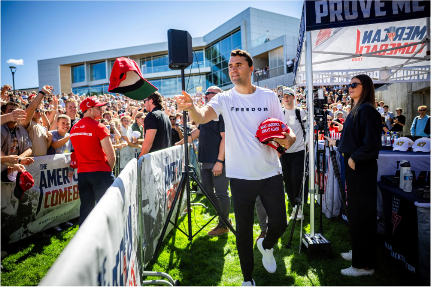 Charlie Kirk reparte sombreros antes de hablar en la Universidad del Valle de Utah en Orem, Utah, el 10 de septiembre de 2025. Tess Crowley/The Deseret News vía AP