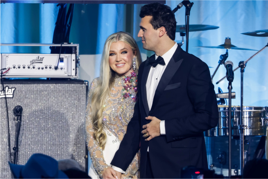 Charlie Kirk (d) y su esposa Erika Lane Frantzve (i) en el escenario durante el baile inaugural de Turning Point USA en el Hotel Salamander en Washington el 19 de enero de 2025. Samuel Corum/Getty Images