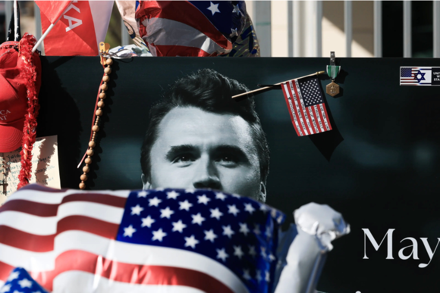 Una fotografía de Charlie Kirk se ve en un monumento improvisado afuera de la sede de Turning Point USA en Phoenix, Arizona, el 16 de septiembre de 2025. Joe Raedle/Getty Images