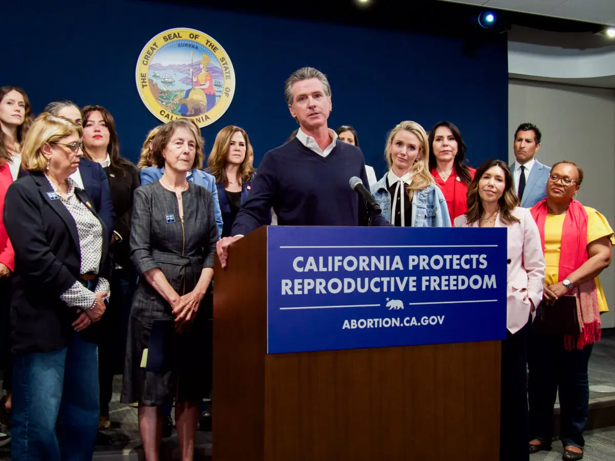 El gobernador Gavin Newsom habla en apoyo del proyecto de ley 233 del Senado, que permitiría a los médicos de Arizona realizar abortos en California, durante una rueda de prensa en Sacramento el 24 de abril de 2024. (Travis Gillmore/The Epoch Times)