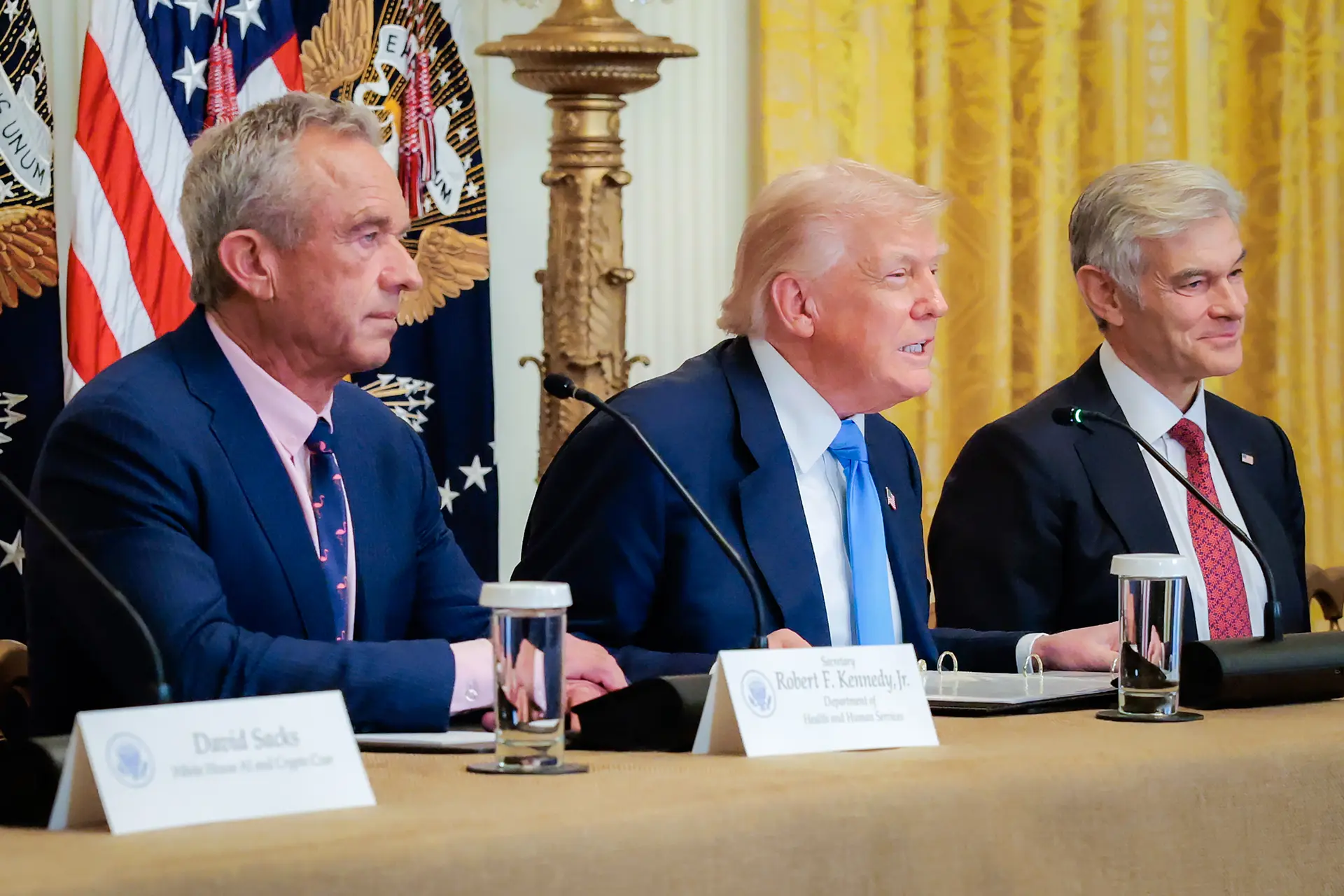 El presidente Donald Trump (centro) habla durante un evento sobre tecnología sanitaria con el secretario de Salud y Servicios Humanos, Robert F. Kennedy Jr. (izq.), y Mehmet Oz, administrador de los Centros de Servicios de Medicare y Medicaid, en la Casa Blanca el 30 de julio de 2025. Trump dijo que no realizará cambios importantes en Medicare, pero que quiere eliminar el fraude. (Anna Moneymaker/Getty Images).