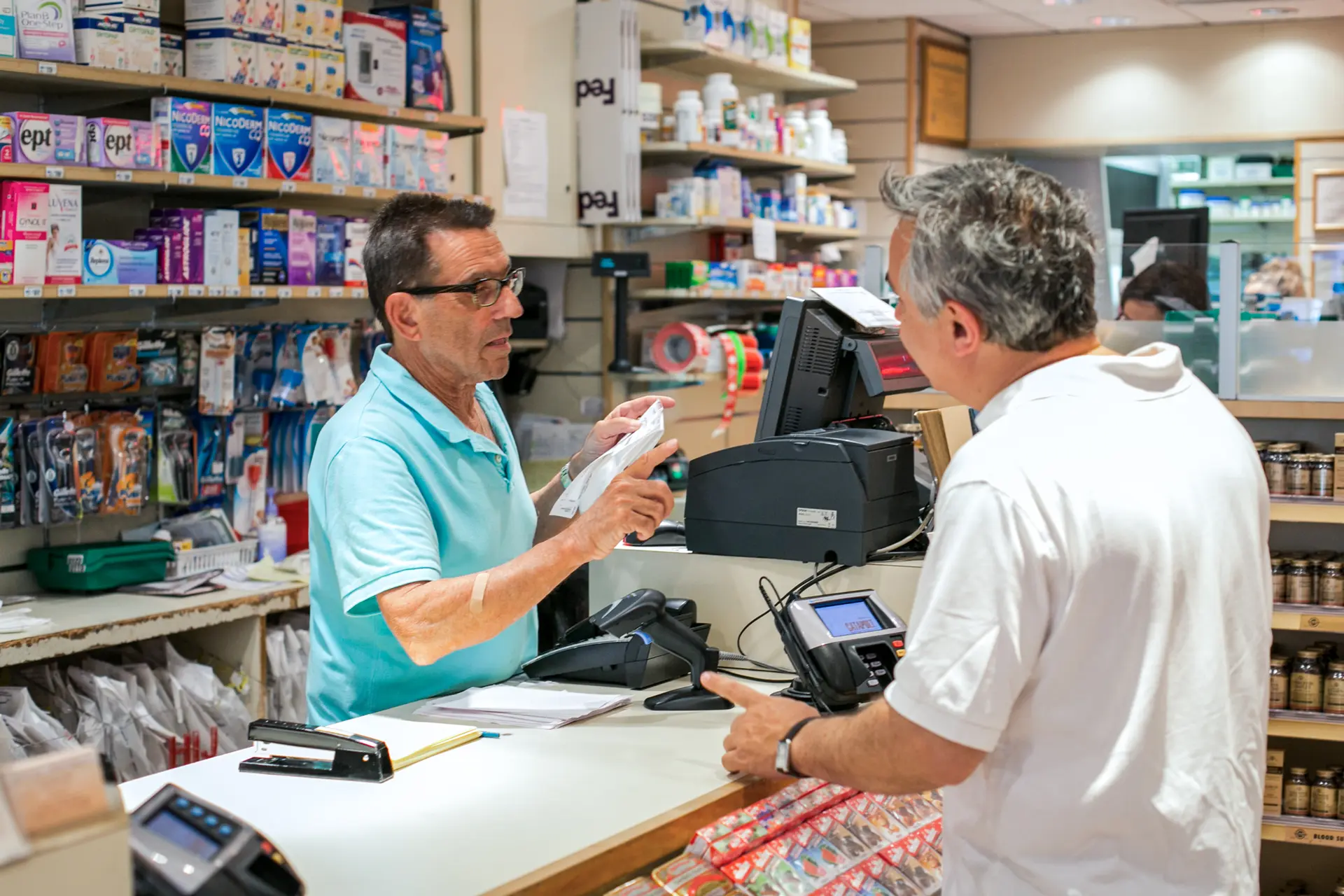 Un vendedor ayuda a un hombre con sus medicamentos recetados en una farmacia de la ciudad de Nueva York el 18 de junio de 2014. (Benjamin Chasteen/The Epoch Times).