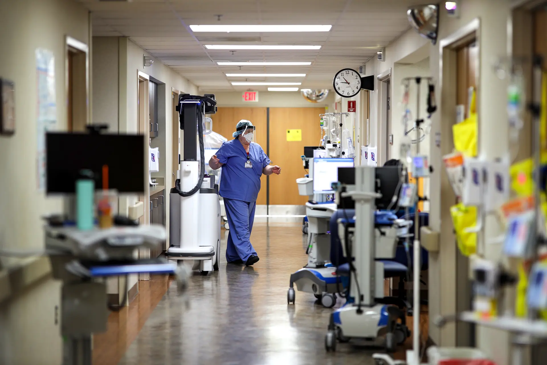 Radiólogos se preparan para tomar una radiografía en el Hospital MedStar St. Mary's de Leonardtown, Maryland, el 14 de abril de 2020. Según un modelo de pago basado en el valor, las aseguradoras pagarían a una organización para coordinar todos los servicios relacionados con el tratamiento de un paciente, en lugar de pagar a cada proveedor por separado. (Win McNamee/Getty Images)