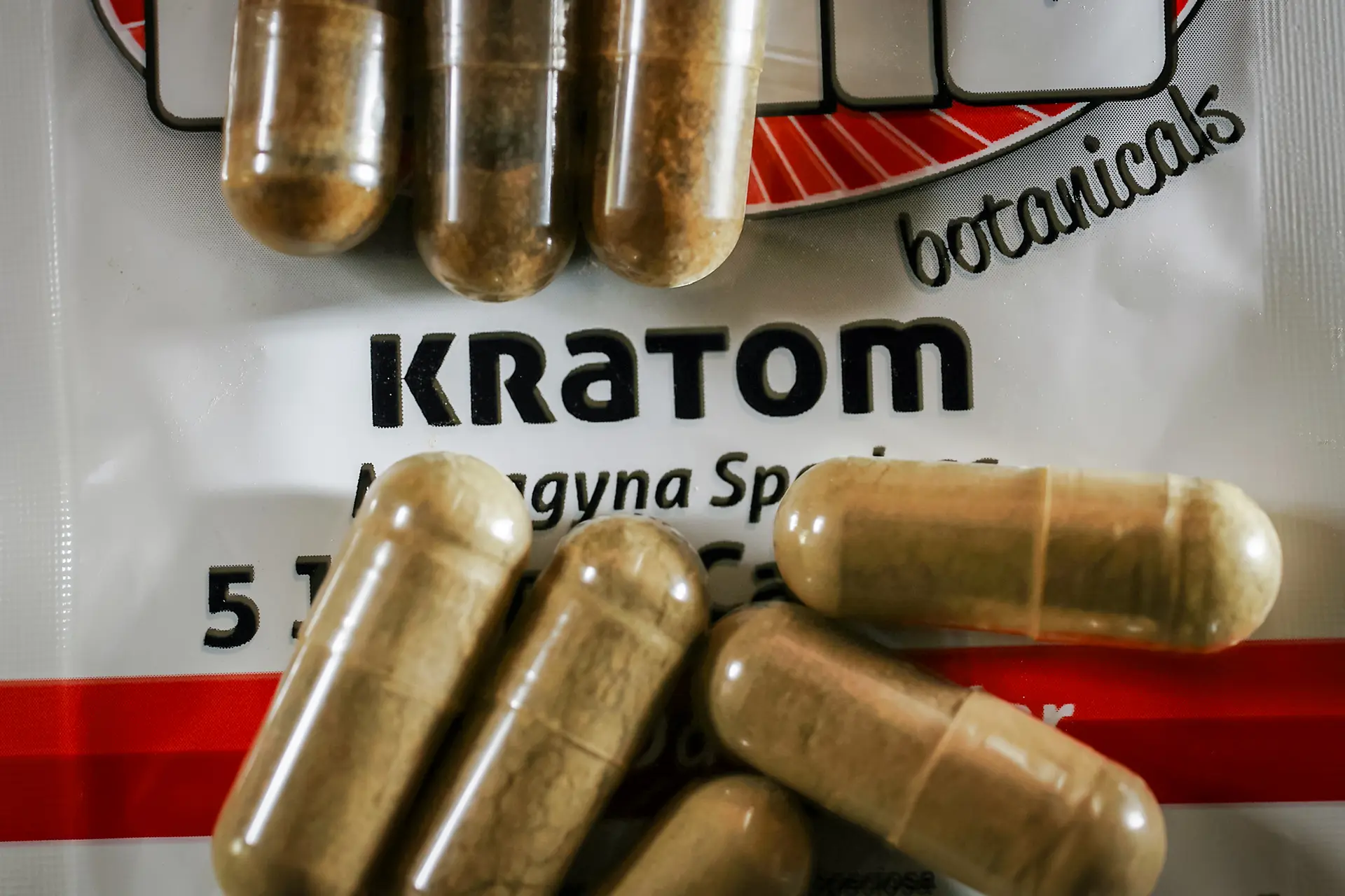 En esta ilustración fotográfica, se ven cápsulas del suplemento herbal Kratom en Miami el 10 de mayo de 2016. El suplemento herbal es una droga psicoactiva derivada de las hojas de la planta kratom. (Joe Raedle/Getty Images).