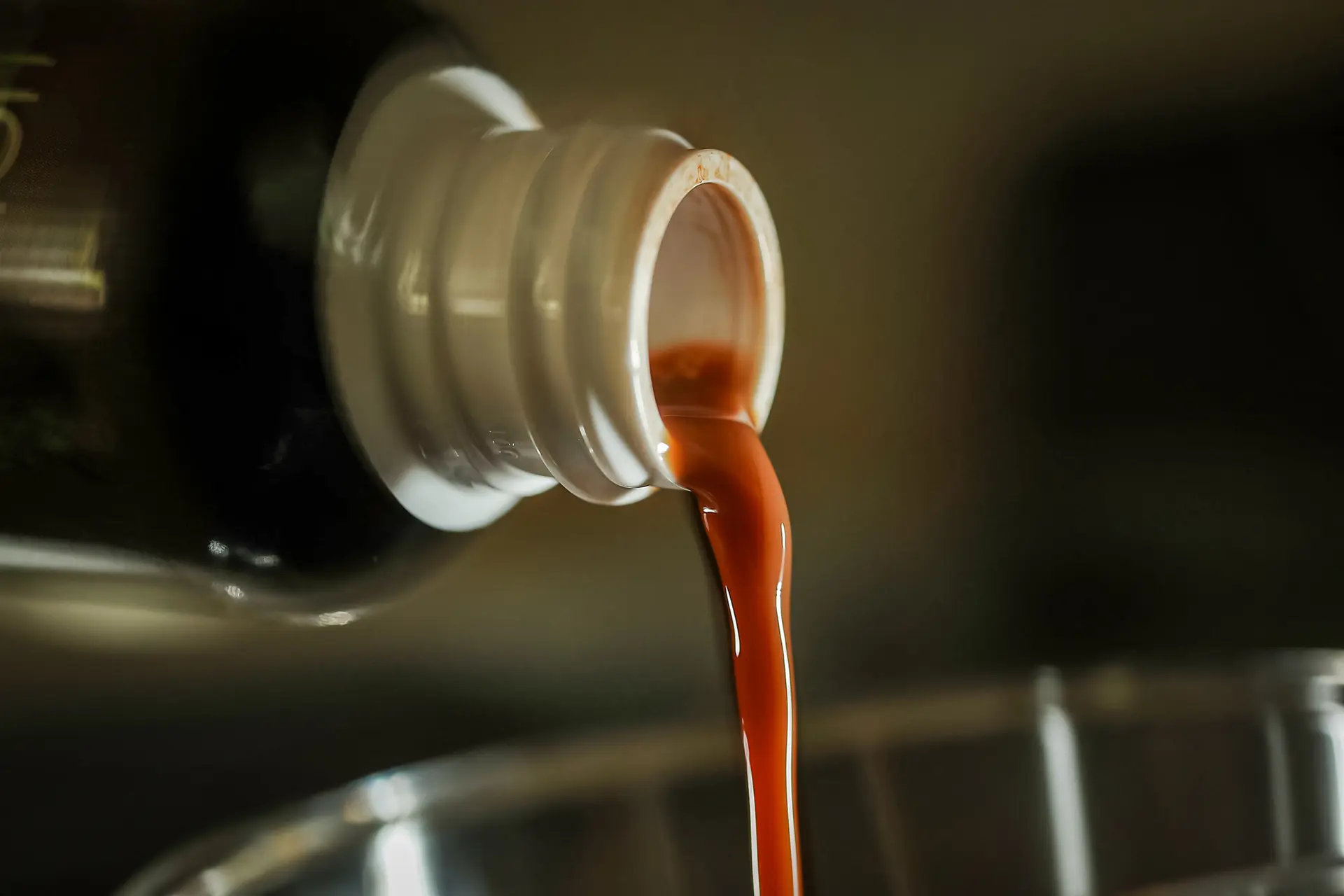 En esta ilustración fotográfica, se vierte una forma líquida del suplemento herbal kratom de una botella en Miami el 10 de mayo de 2016. (Joe Raedle/Getty Images).