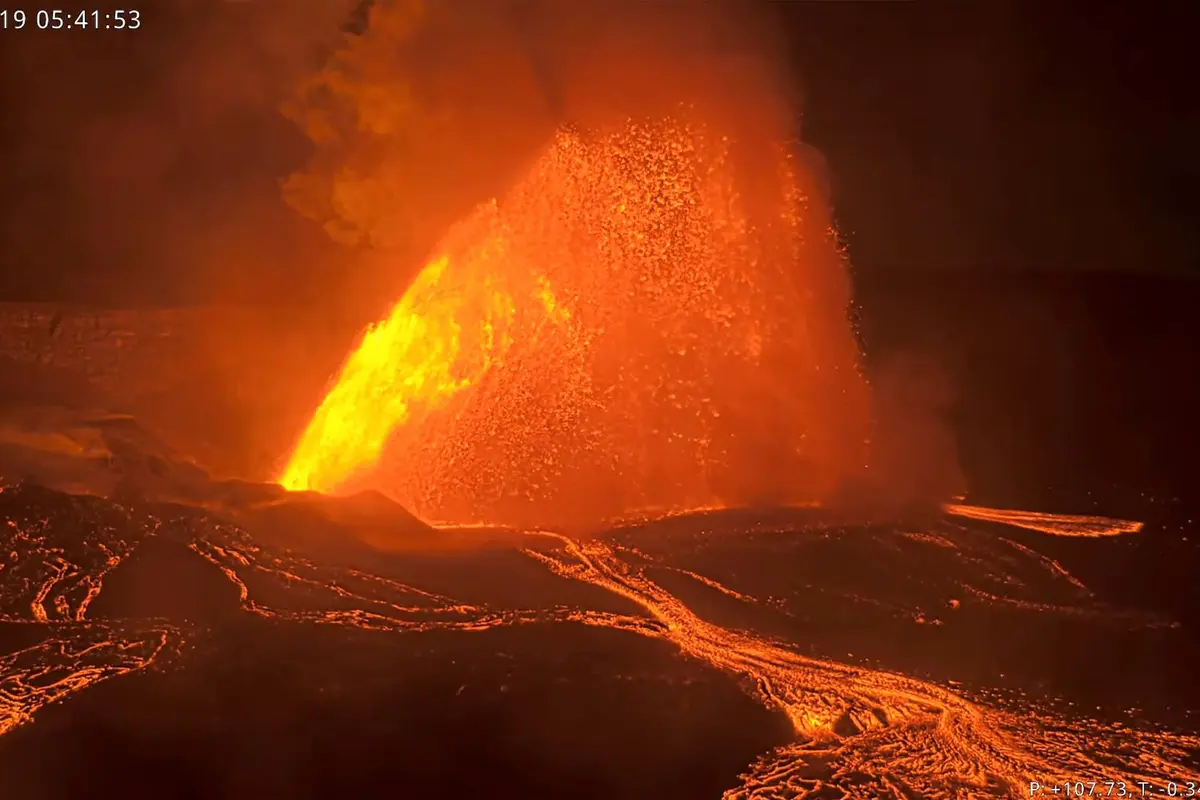Una fuente de lava entra en erupción en el volcán Kilauea durante su 33.º episodio el 19 de septiembre de 2025. (Cortesía del USGS)