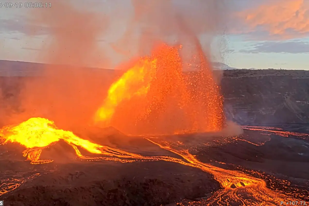 La lava se eleva 500 pies y las corrientes de lava fluyen dentro de la caldera del volcán. (Cortesía del USGS)