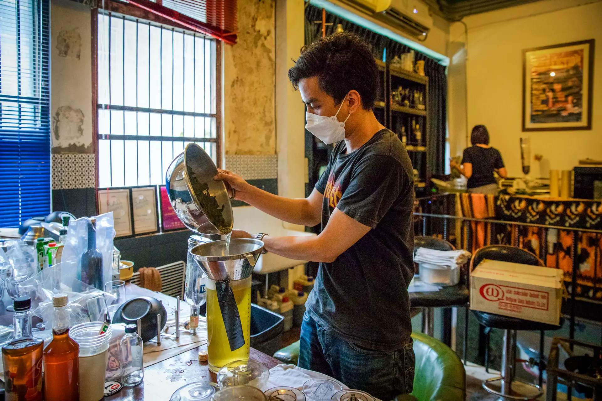 El personal del bar exprime hojas de kratom mientras prepara sus cócteles sin alcohol de kratom en Bangkok, Tailandia, el 17 de octubre de 2021. (Lauren DeCicca/Getty Images).