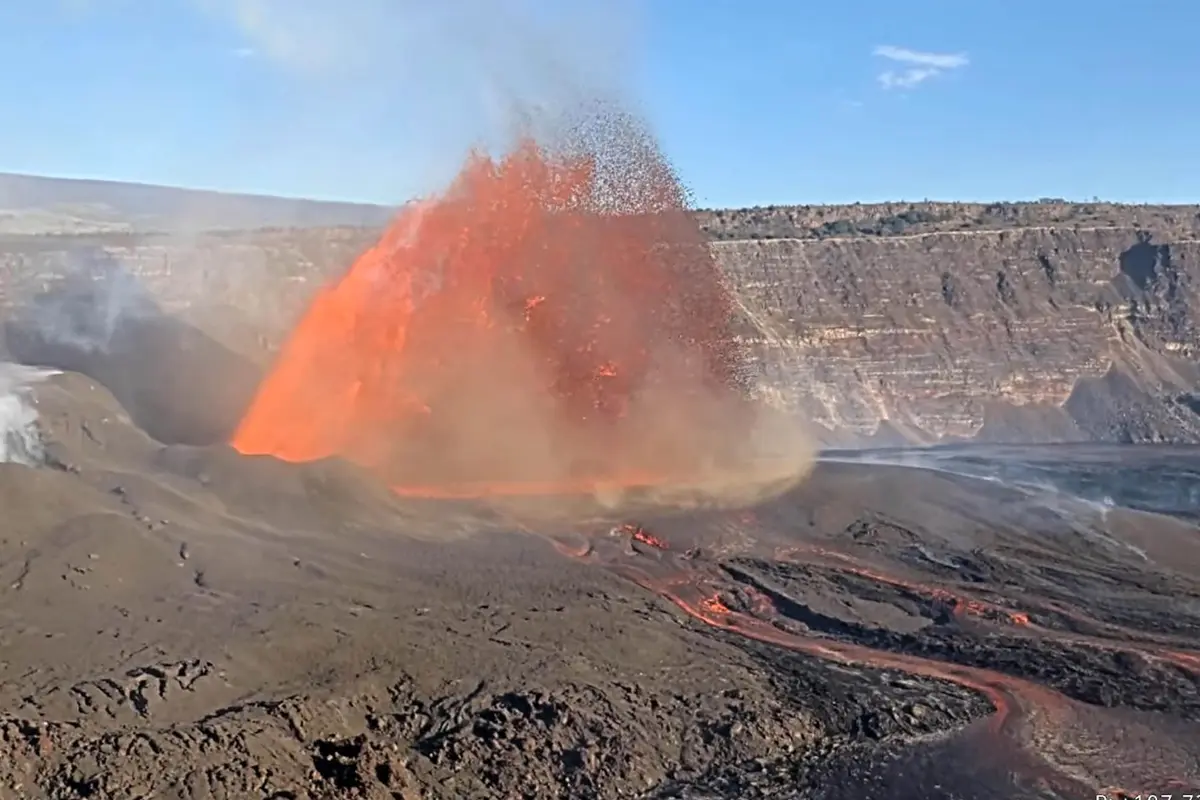 Las cámaras del USGS instaladas dentro de la caldera del Kilauea capturan su 33.º episodio de lava desde diciembre de 2024. (Cortesía del USGS)
