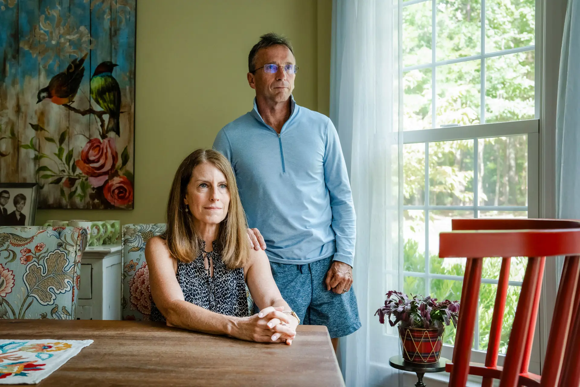 Dean Francis y su esposa, Sarah, hablan sobre la experiencia de su hijo con el kratom, en su casa de Midlothian, Virginia, el 12 de agosto de 2025. (Madalina Kilroy/The Epoch Times).