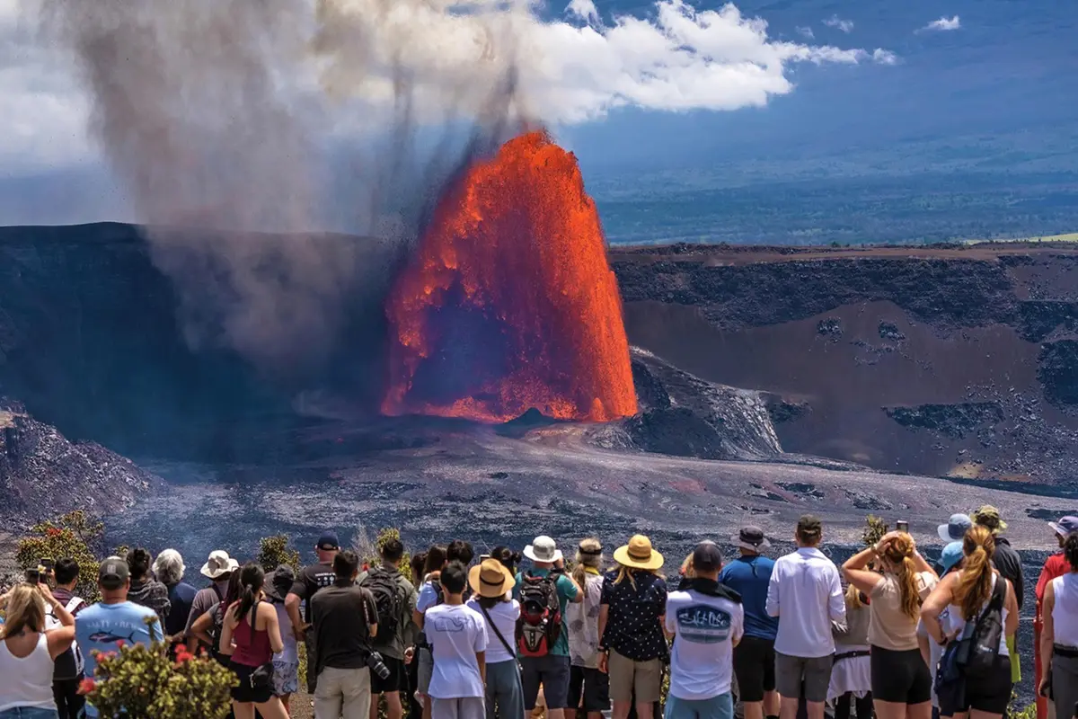 Los visitantes observan una fuente de lava desde la cima del volcán Kilauea durante el episodio 25 de su erupción el 11 de junio de 2025. (Cortesía de USGS)