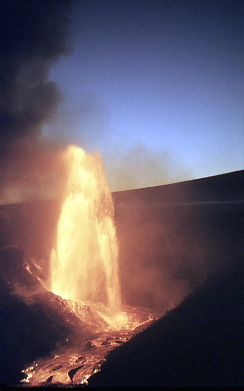 Una fuente de lava alcanzó alturas de 1050 pies durante el primer episodio de la erupción del Kilauea.( Cortesía del USGS)