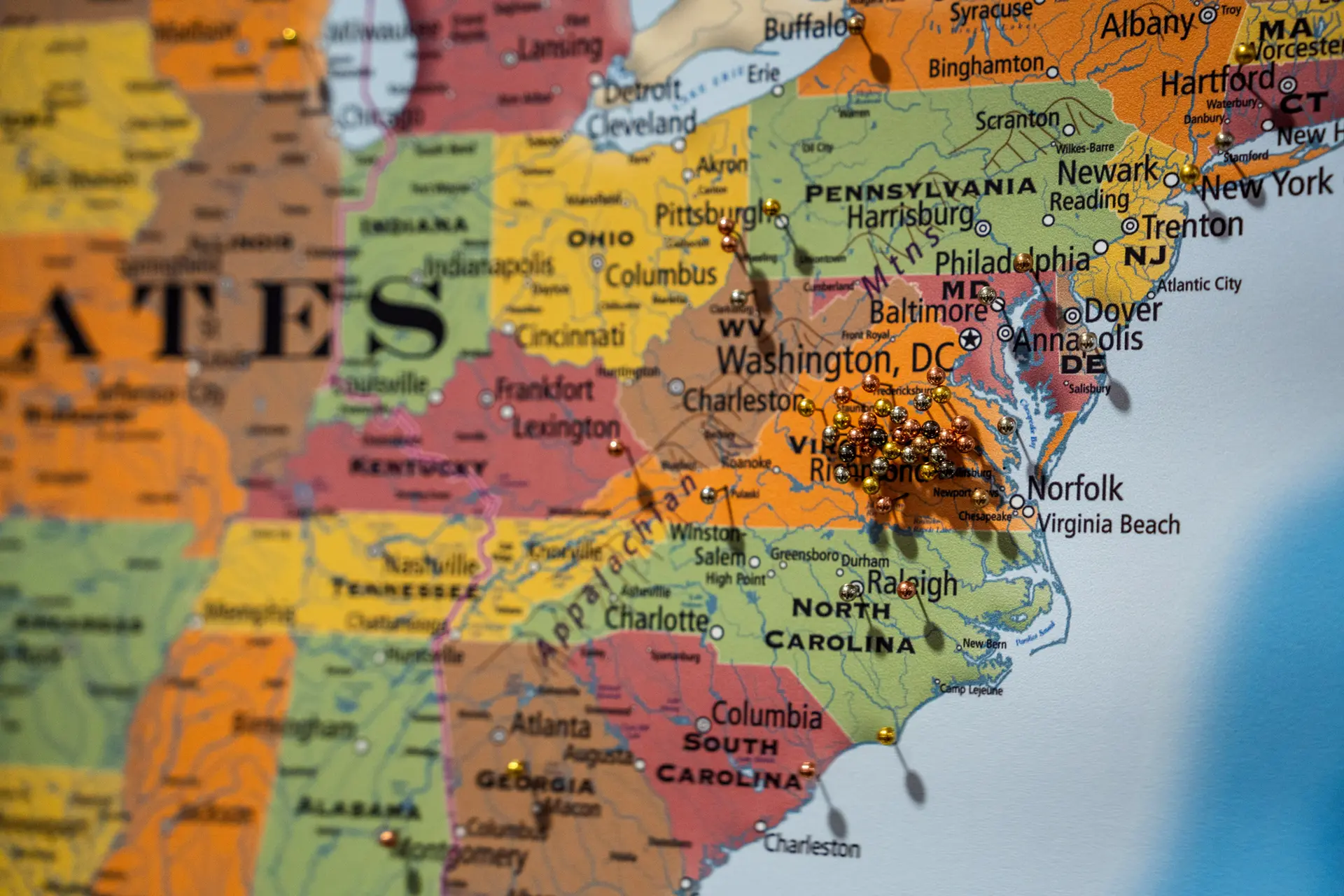 Un mapa con marcadores muestra los lugares desde los que han acudido personas en busca de tratamiento al Instituto Coleman de Medicina de las Adicciones en Richmond, Virginia, el 13 de agosto de 2025. (Madalina Kilroy/The Epoch Times).